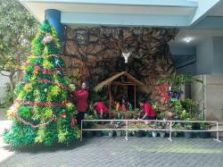 Jelang Natal, Ratusan Siswa Sulap 2.000 Botol Bekas Jadi Pohon Natal Megah Setinggi 3 Meter