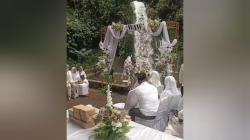 Viral! Pasangan Gelar Akad Nikah di Bawah Air Terjun Curug Dayang Sumbi