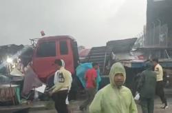 Ditinggal Lapor Ke Pos Satpam, Truk Trailer Hantam Empat Kios dan Tukang Bakso, Satu Luka