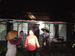 Hujan Angin Kencang Terjang di Kalitidu, 29 Rumah Rusak, Warga Mengungsi ke Rumah Tetangga