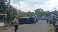 Tragis! Mobil Pengiring Pengantin Terguling di Jombang, 3 Penumpang Luka Sopir Diduga Ngantuk Berat