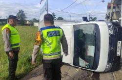 Diduga Hilang Kendali, Mobil MBG Tabrak Pagar Rumah Warga dan Terguling di Pekalongan