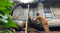 25 Tahun Mengabdi sebagai Honorer di Lebak, Cacang Hidayat Hidup di Gubuk Rapuh Bersama Enam Anak