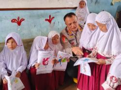 Lewat Pemainan Lomba dan Bernyayi, Cara Polda Riau Kembalikan Keceriaan Bagi Anak Korban Bencana