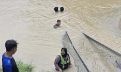 Aksi Polwan Brigpol Titis Ikut Terjun di Sungai Lusi, Bantu Cari Tiga Remaja