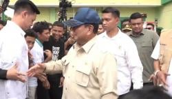 Presiden Prabowo Tinjau Posko Pengungsian di Langkat, Pastikan Dapur Umum Aman