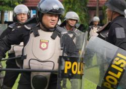 Puluhan Polisi Pasang Barikade Perlindungan di Polres Jombang, Siapa yang Diadang?