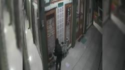 Pria Berpakaian Serba Hitam Bobol Lima Kotak Infaq Masjid di Tuban