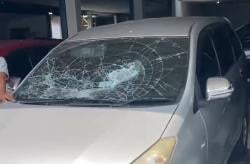 Diduga ODGJ Ngamuk di Kartasura, Lempar Kaca 3 Mobil Showroom Hingga Pecah