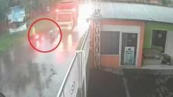 Terekam CCTV, Kecelakaan Tragis di Mojokerto Tewaskan Pemotor, Kepala Terbentur Truk