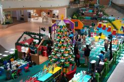 Pohon Natal dari Balok Mainan Terbesar Se-Asia Hadir di Bandung