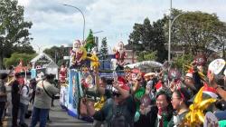 Ribuan Warga dan Puluhan Mobil Hias Meriahkan Parade Natal 2025 di Palangka Raya