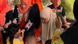 Di Hari Ibu, Keluarga Anggota Dewan Bondowoso Pilih Turun Rawat Gigi Anak