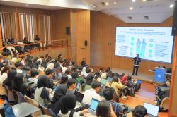 SBM ITB Perkuat Skill Mahasiswa dengan Kuliah Praktisi: Dari Ide Bisnis ke Investor Pitching