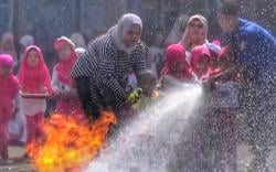 Keseruan Anak TK di Ponorogo Diajarkan Atasi Gas Bocor hingga Memadamkan Api