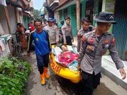 Banjir Desa Astana Cirebon Warga Sakit Dievakuasi Polisi Gunakan Kano