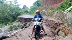 Diterjang Longsor Jalan Penghubung Kecamatan 6 Desa di Kabupaten Flores Timur Putus Total