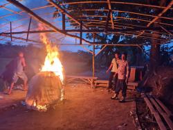 Polisi Bakar Sarana Sabung Ayam di Jabon Sidoarjo