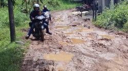 Jalur Hidup Warga Dua Desa Hancur! Jalan Kabupaten di Cianjur Berubah Jadi Lautan Lumpur