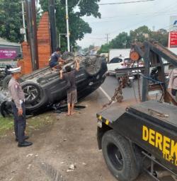 Diduga Pengemudi Mengantuk, Toyota Rush Terguling di Jalan Pelandakan Cirebon