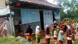 Potret Pendidikan di Gowa, Puluhan Siswa MI Kelas Jauh Belajar Beralaskan Tanah