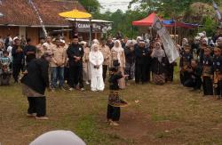 Jadi Papayung Agung di Padepokan Pusaka Danalaga,  Yod Mintaraga Dikalungi Kain Batik Sukapura