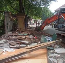 Ekskavator Dikerahkan, Ratusan Lapak PKL di Sungai Sukalila Cirebon Dibongkar