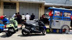 Viral! Penjual Mi Ayam Babi di Bandung Kenakan Peci dan Hijab, Diduga Manfaatkan Atribut Muslim