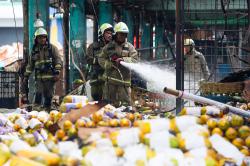 BREAKING NEWS: 350 Kios di Pasar Induk Kramat Jati Ludes Terbakar, Diduga Dipicu Kios Plastik