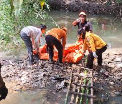 Mayat Pria Tanpa Identitas Ditemukan Mengapung di Sungai Kedungpane Cirebon