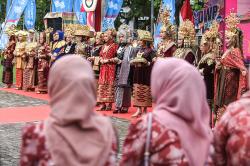 Potret Lomba Baju Adat Sumsel