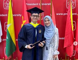Dude Harlino Wisuda, Ditemani Alyssa Soebandono, Isu Cerai Langsung Terbantahkan!