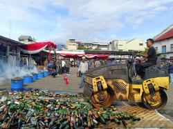 Jelang Tahun Baru, Ribuan Miras dan Ratusan Ribu Rokok Ilegal Digilas di Cianjur