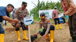 Cegah Banjir dan Longsor, Polresta Banyuwangi Hijaukan Kawasan Gunung Gamping