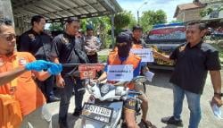 Polsek Grogol Gelar Rekonstruksi Kasus Penganiayaan Tewaskan Korban, 2 Tersangka Dihadirkan