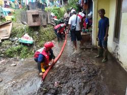 PMI Jember Normalisasi 11 Sumur Warga Terdampak Banjir, Air Bersih Kembali Layak Pakai