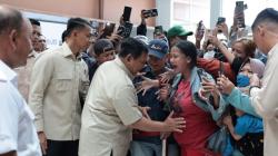 Momen Lucu! Seorang Ibu Hamil Minta Presiden Prabowo Mengelus Perutnya saat Kunjungan di RSUD Koja