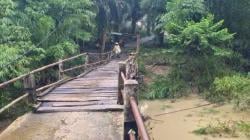 Hujan Deras Bikin Sungai Cikayang Meluap, Jembatan Blengbeng Cikeusik Terancam Ambruk Lagi