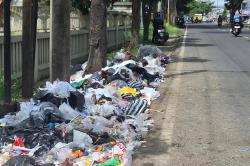 Sampah di Jalan Soreang Picu Bau Tak Sedap dan Ganggu Aktivitas Warga