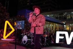 Dari Sepatu Roda hingga Musik, Cara Berbeda Merayakan Hidup