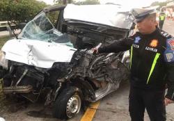 Pikap Hancur Tabrak Truk Gandeng di Tol Jombang, Satu Penumpang Tewas