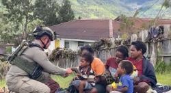 Bukan Sekadar Pengamanan, Satgas Damai Cartenz Tebar Kepedulian di Sinak