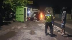 Hindari Lubang Jalan, Truk Tronton Terguling Timpa Motor di Krian Sidoarjo, Satu Pemuda Luka Ringan