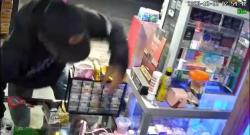 Pura-pura Top Up, Pria di Gowa Rampas Uang di Toko Kelontong