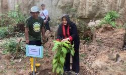 Jurnalis dan Warga Tanam Pohon di Sempadan Sungai Ponorogo, Lisdyarita: Semoga Manfaat