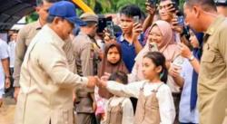 Prabowo Santap Nasi Goreng di Dapur Pengungsi Korban Banjir Agam: Enak Ya!