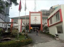 PMI Tangsel Distribusikan Bantuan Air Mineral dan Layanan Kesehatan bagi Warga Cipeucang