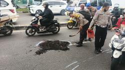 Pemotor Kritis Terlindas Truk Pengangkut Air di Jalan Soekarno-Hatta Bandung