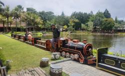 Sensasi Baru Wisata Nataru di Lembang, dari Kereta Danau Hingga Floating Lambo