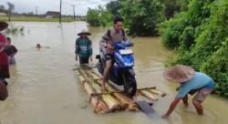 Sungai Cilemer Meluap, Dua Kecamatan di Pandeglang Terisolir, Warga Terpaksa Naik Rakit Pisang